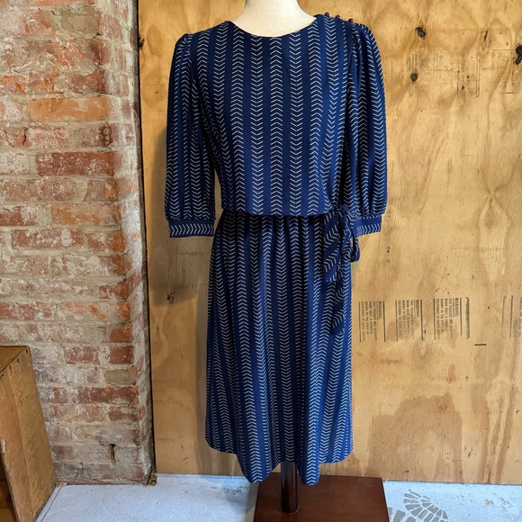 Vintage Dresses & Skirts - Vintage Periwinkle 80s Geometric Arrow Print Blue Puff Sleeve Dress Sz 10